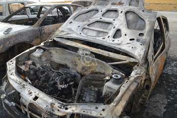 Cinco vehículos calcinados un incendio intencionado en un solar de El Ejido-Telde/TA.